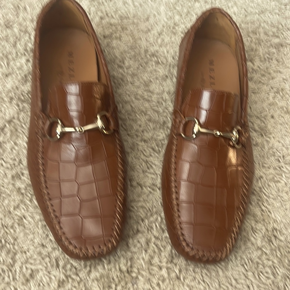 Mezlan camel croc embossed mens Size 8 loafers. Gold accents.
